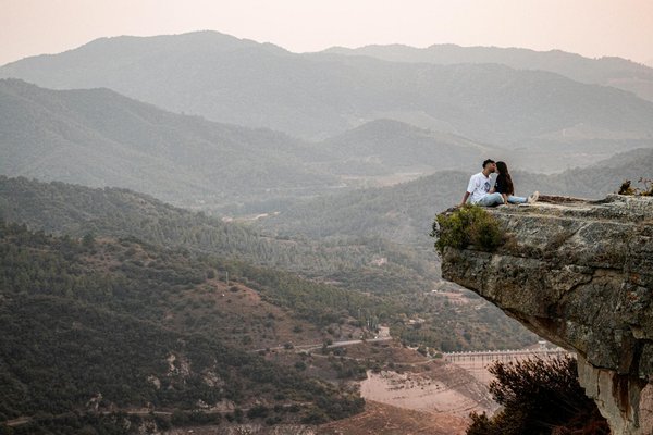 Quels chalets en Suisse offrent des cours de fabrication de chocolat et des randonnées en montagne?